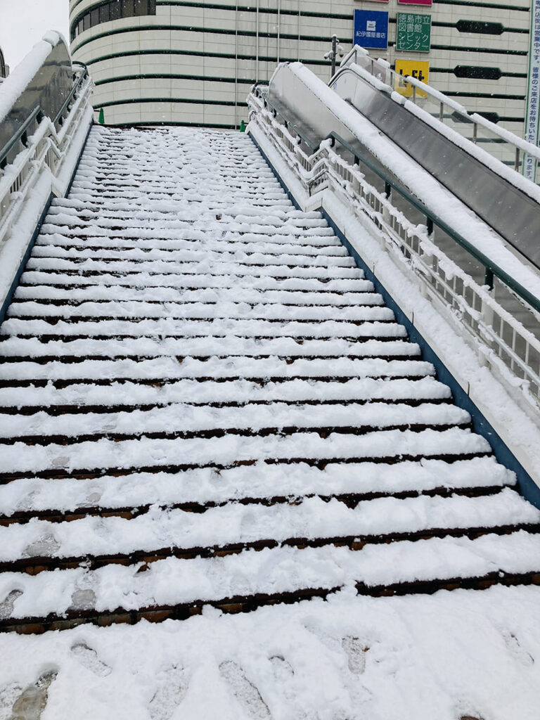 雪が積もって登るのが危険な徳島駅前の階段